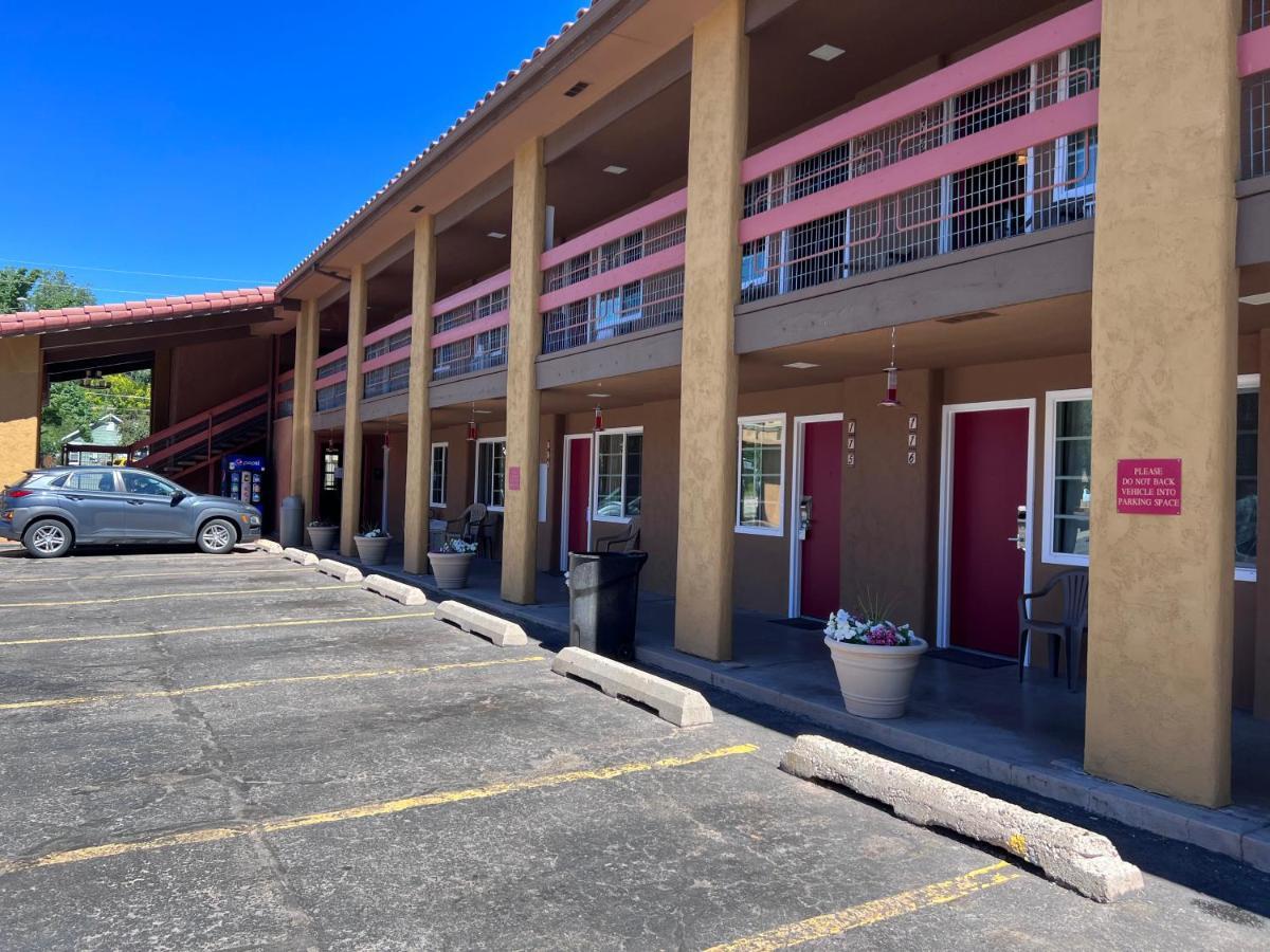 Motel Adobe 3*